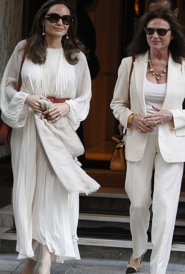 ارتدت أنجلينا جولي Angelina Jolieالفستان الموحد باللون الأبيض في باريس برفقة Jacqueline Bisset