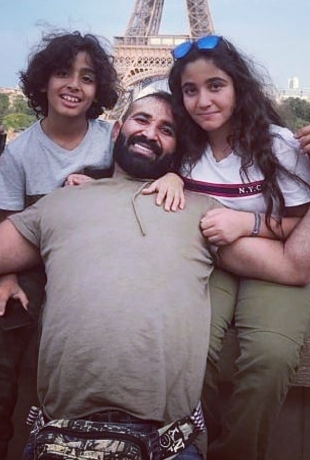 أحمد سعد يمضي إجازة مرحة مع طفليه