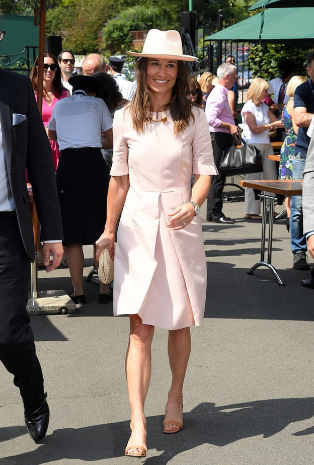 بيبا ميدلتون Pipa Middleton بفستان زهري فاتح مع النظارات السوداء