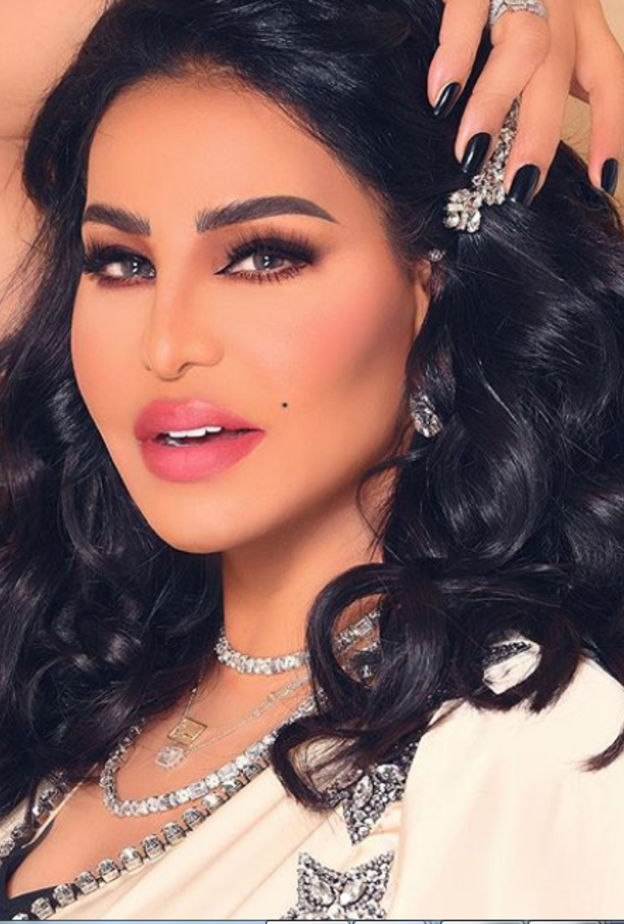 النجمة أحلام بالمكياج البرونزي الفخم