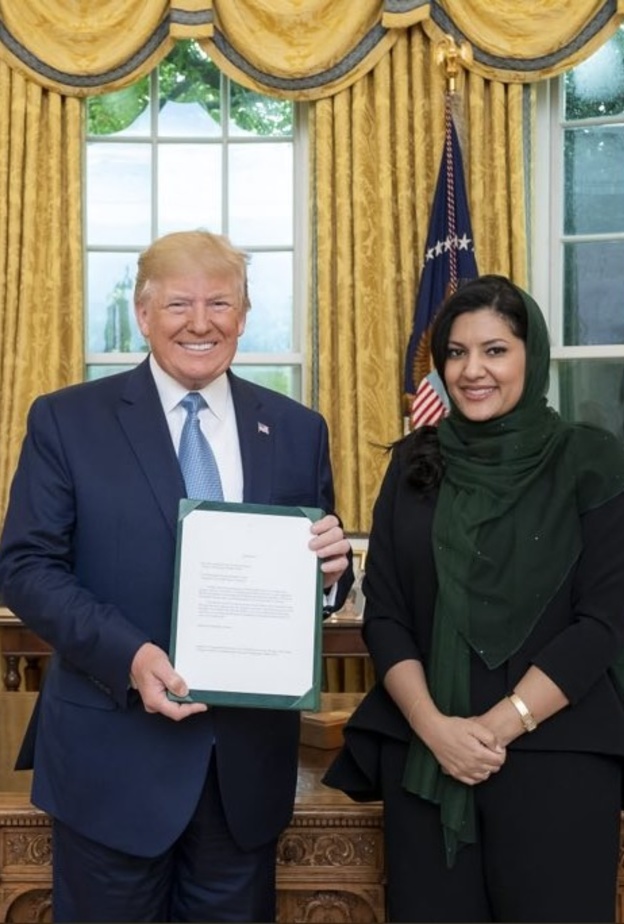 الأميرة ريما بنت بندر بن سلطان سفيرة السعودية في أمريكا تسلم أوراق اعتمادها للرئيس الأمريكي