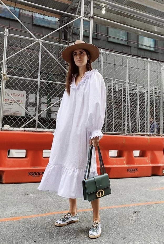 اطلالة رسمية بملامح جريئة وقميص ذات قصة أكمام منفوخة