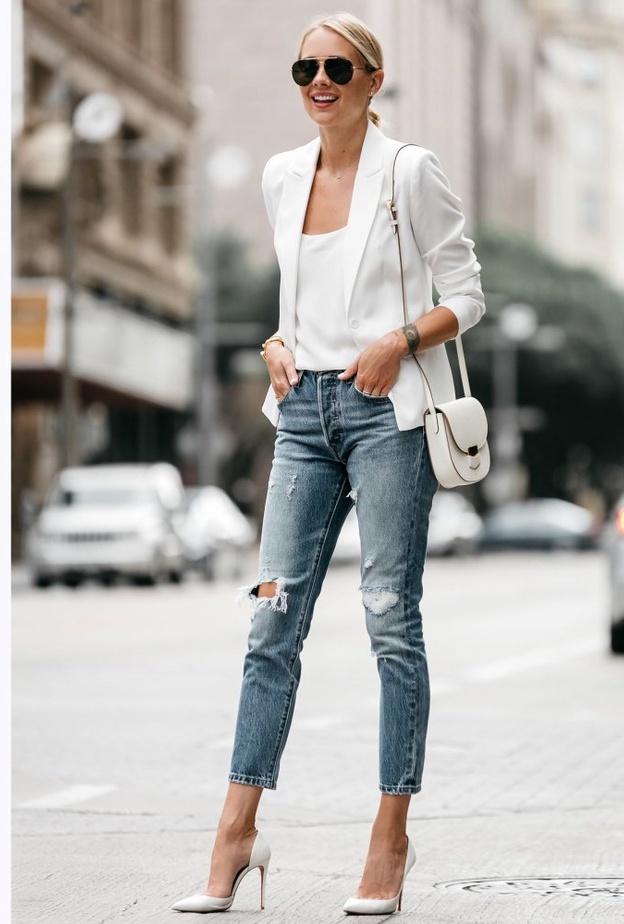 اطلالات كلها أنوثة في البليزر الأبيض