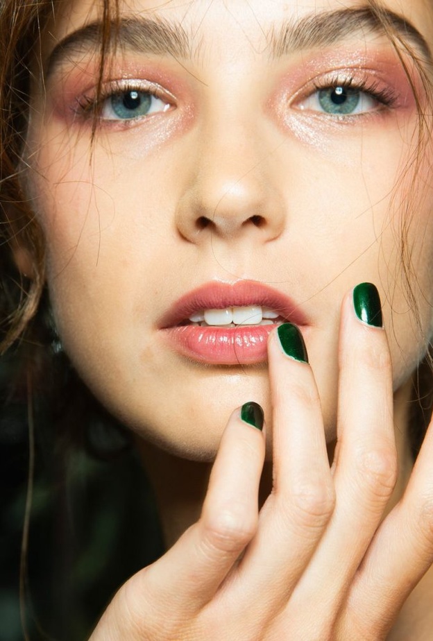 احدث الوان مناكير براقة لصيف 2019 تلفت النظر من Anna Sui