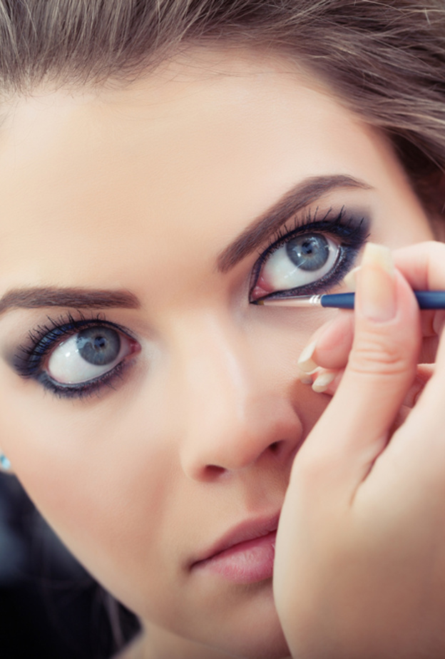 استخدمي نواة التمر في الكحل لانه لا يسبب التهابات في العين