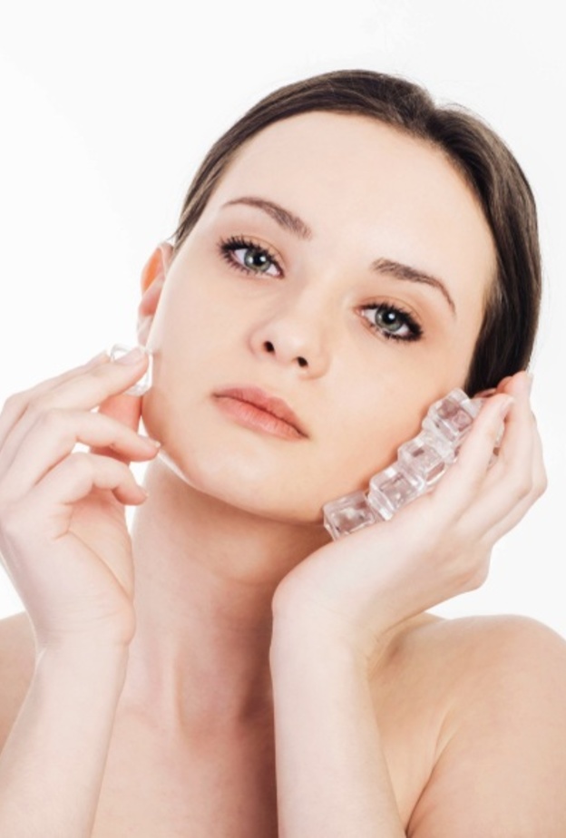 استخدمي مكعبات الثلج بالليمون لتصغير المسامات