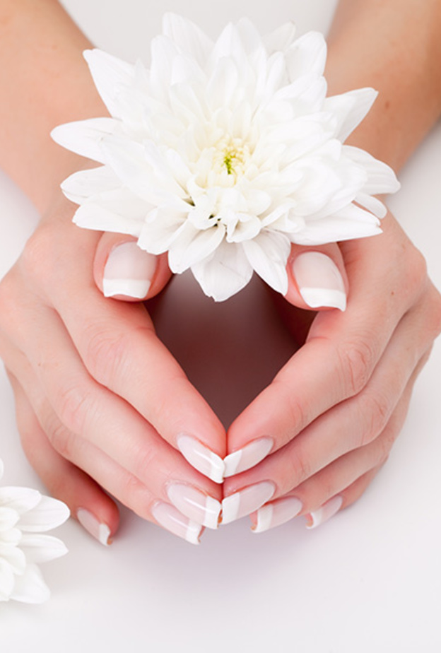 احصلي على شكل أكريليك أظافر جميل وبسيط يوم عرسك من خلال أكريليك أظافر مربعة كلاسيكية