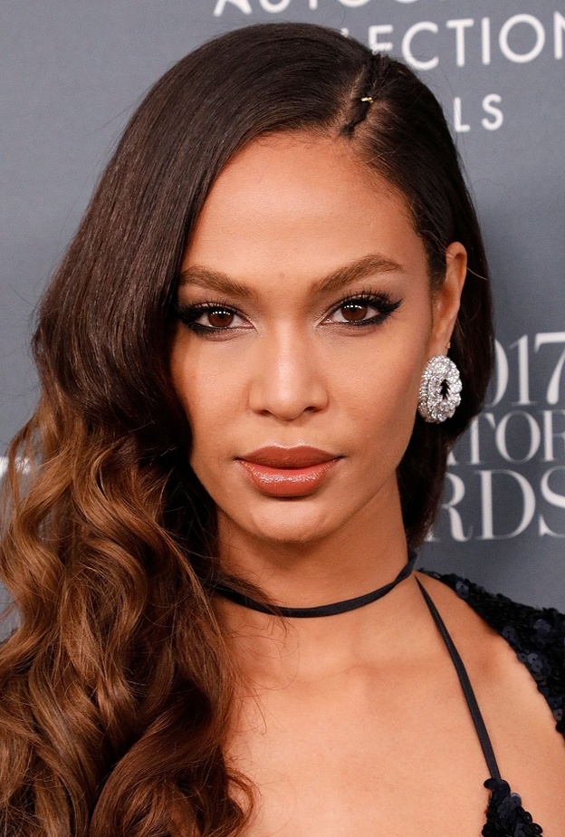 جون سمولز متألقة بتسريحة ذيل الحصان