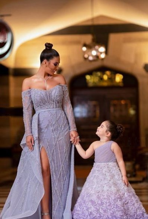 لين خطفت الأنظار بفستان ليلكي فاتح اللون الى جانب ابنتها