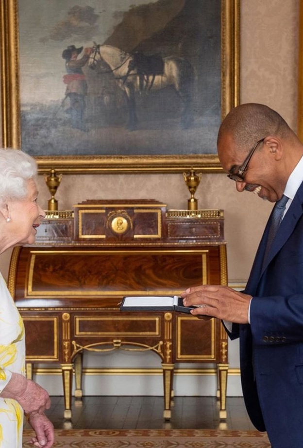 صورة تُظهر فرحة عازف الجاز جاري كروسبي أثناء تسلمه الميديلية الموسيقية من الملكة إليزابيث