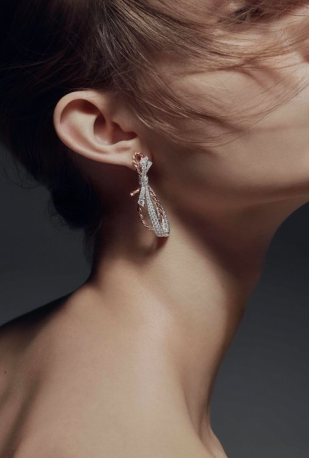 اساور بتصميم الفيونكة للعروس من دار Chaumet 