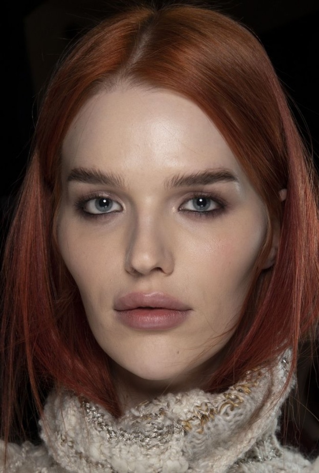 صبغات الشعر الأحمر الداكن من Blumarine