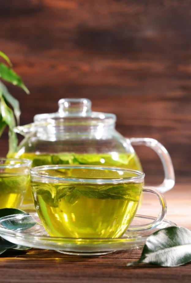 الإفراط في شرب الشاي الأخضر يضر الصحة