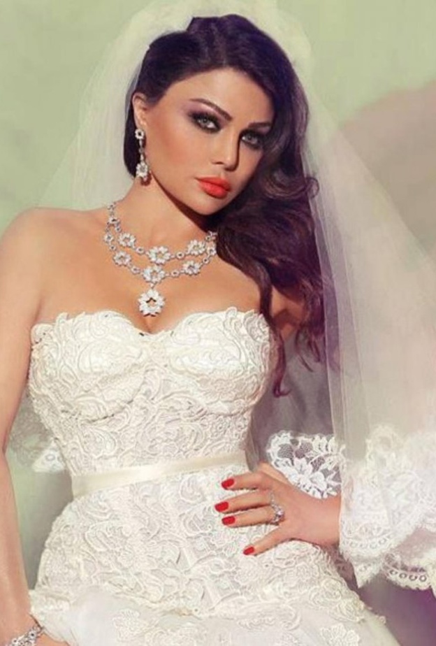 هيفا وهبي تمنح بشرتها بعض الراحة من المكياج