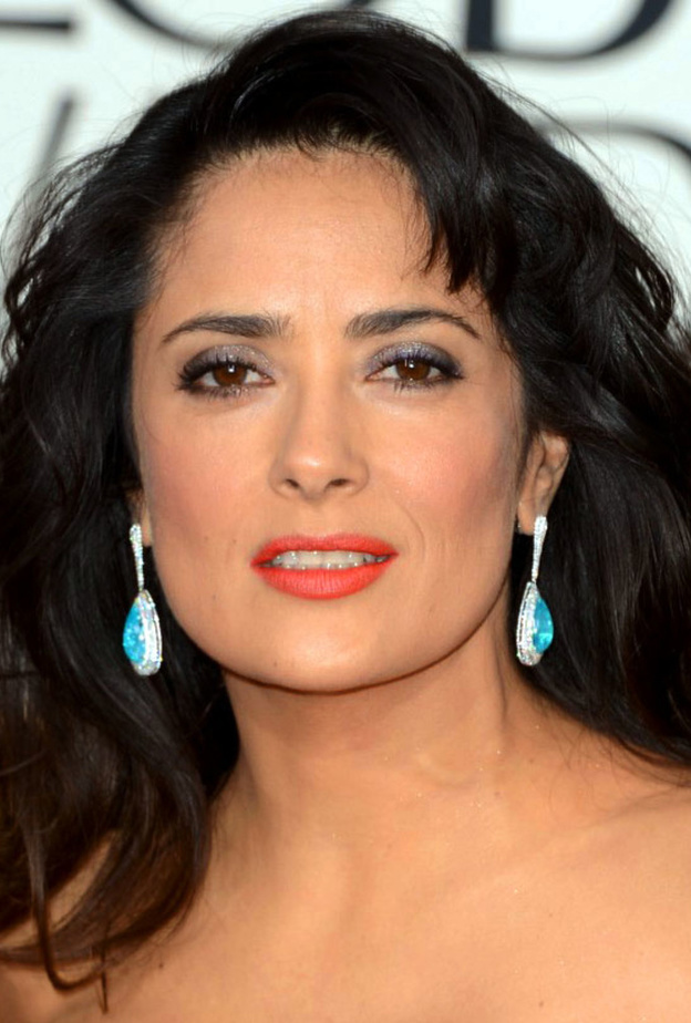 سلمى حايك بقلادة مرصعة بأحجار زبرجد سانتا ماريا