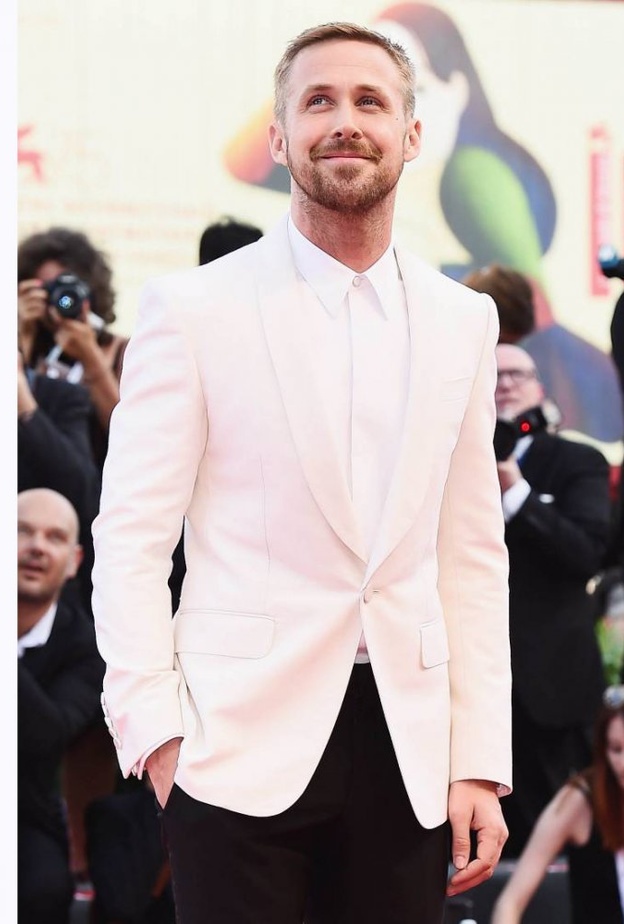 اطلالة كاملة بدرجات اللون الرمادي بالتوب البولو مع السروال القماشي