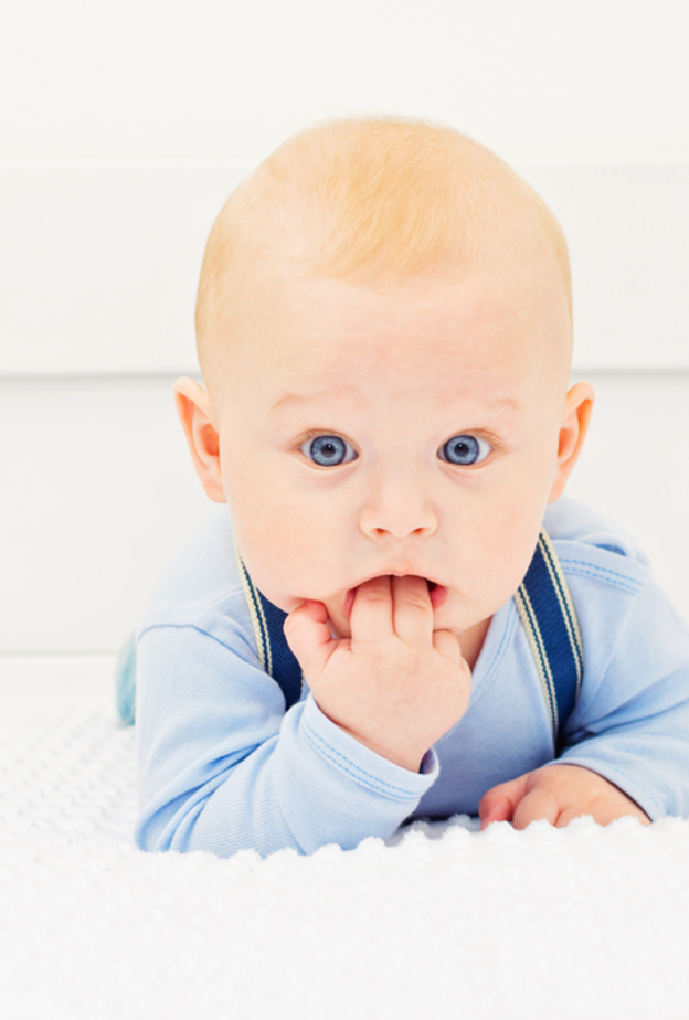 فوائد واضرار وضع الطفل يده في فمه