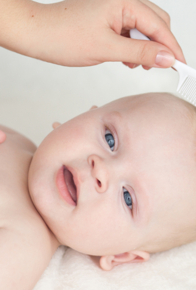 كيف تتعامل الأم مع تساقط شعر الطفل الرضيع ولماذا يحدث