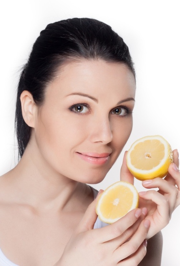 تعرفي على طريقة تقشير وتبييض الجسم بالليمون والاعشاب
