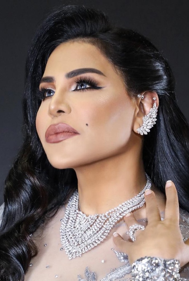 أحلام تعشق الأقراط الفخمة والعصرية