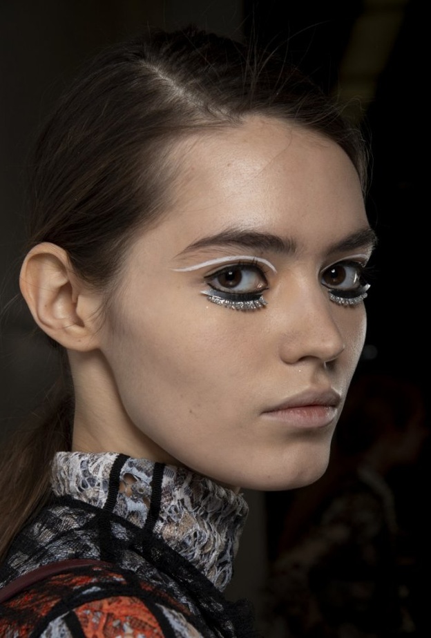 الآيلاينر الأبيض أحدث صيحات الجمال لصيف 2019