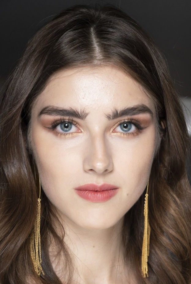 رسمات مكياج عيون بنية بتدرجات مات ‏ منArthur Arbesser