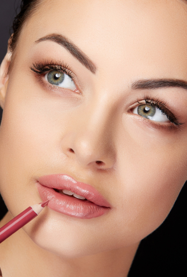 تعرفي على كيفية تكبير الشفاه بالقلم