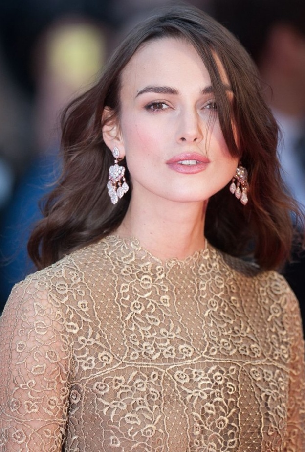  كيرا نايتلي تزينت بزوج من الأقراط الأنيقة المرصعة بأحجار الماس واللؤلؤ