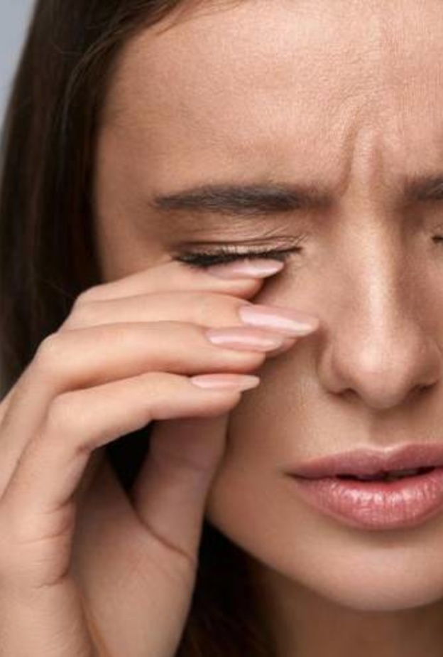 إحمرار وألم العيون من أعراض جفافها