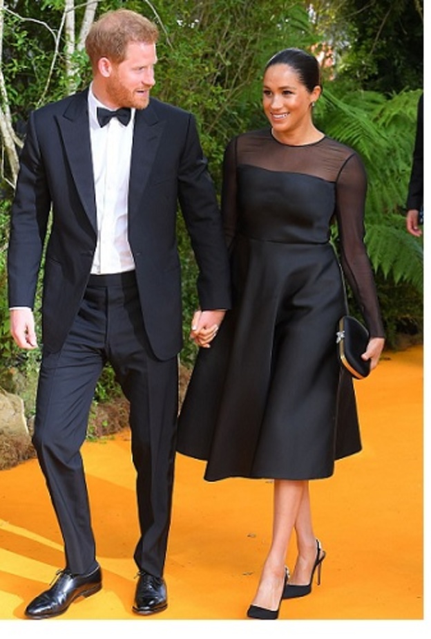 ظهور ميغان ماركل والأمير هاري بإطلالة بسيطة وأنيقة في عرض فيلم Lion King 