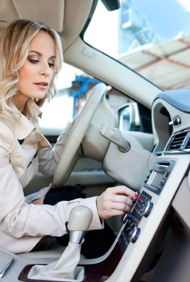 الاستماع إلى الموسيقى أثناء القيادة يقلل من سرعة استجابة السائق لأنه قد يجعلك تقوم بالتركيز