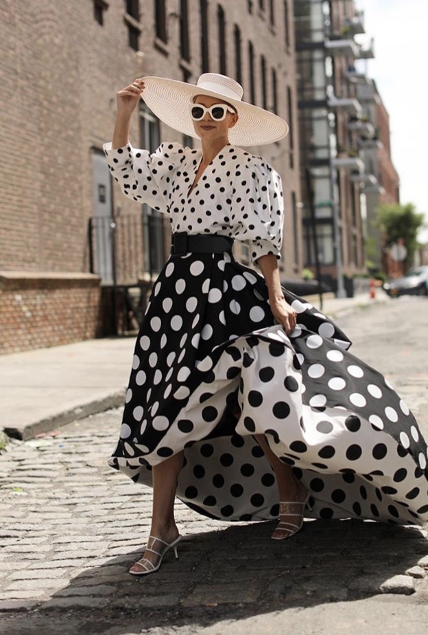 اطلالة أنيقة وراقية بقميص شيفون منقط