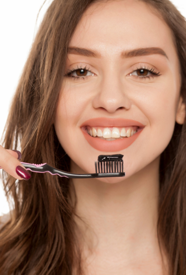 بيضي اسنانك بالفحم الطبيعي والليمون لنتائج رائعة