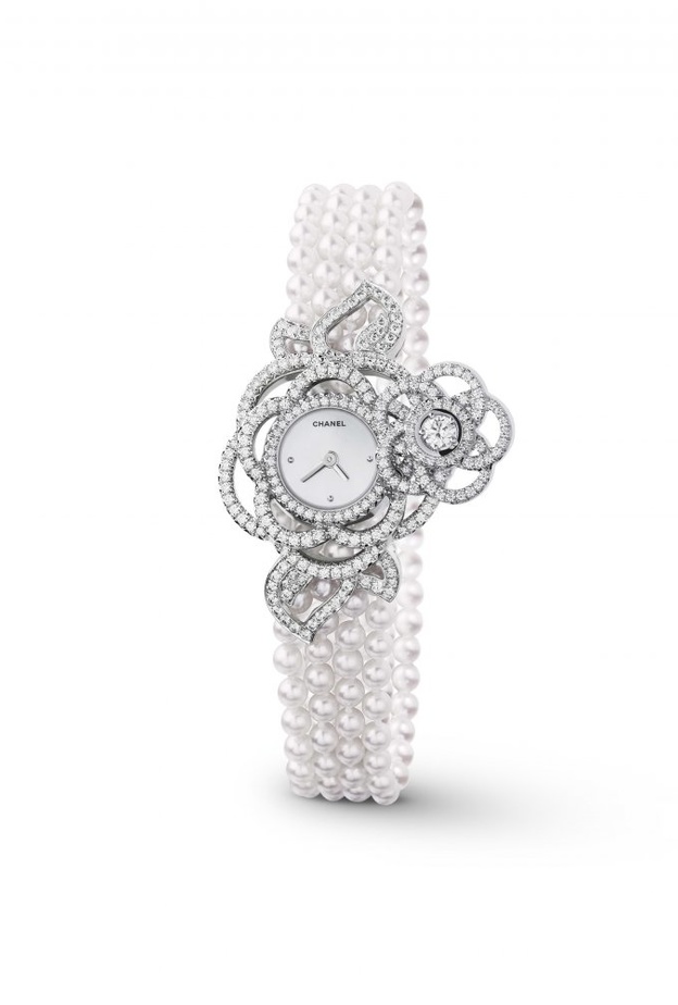 ساعة فاخرة من مجموعة Camelia من Chanel بسير لؤلؤ رائع