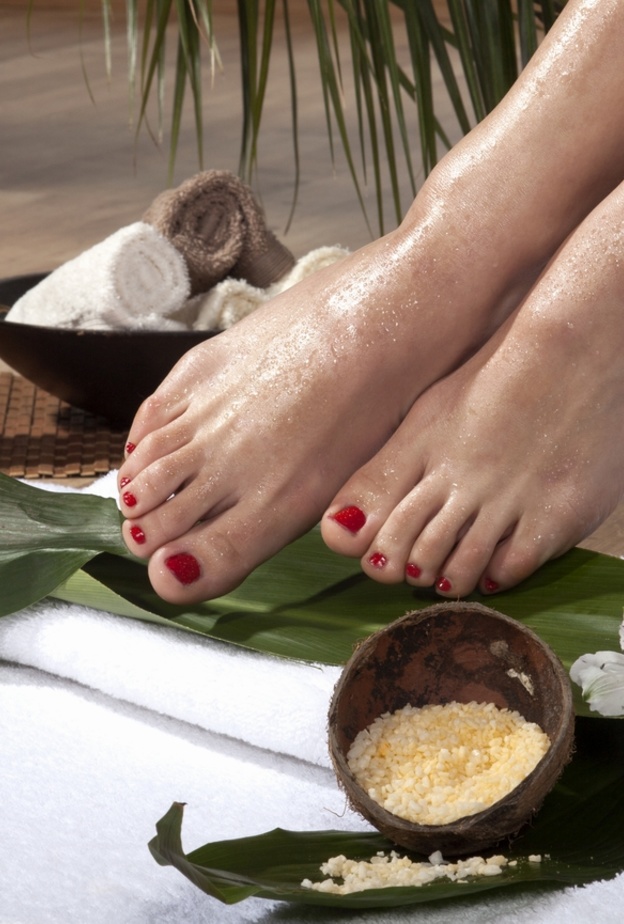 الخلطات الطبيعية تخلصك من جفاف القدمين