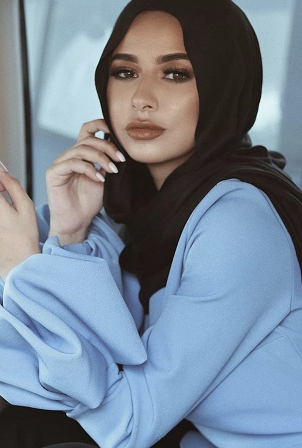 الطرحة الكلاسيكية باللون الأسود على طريقة يارا النملة