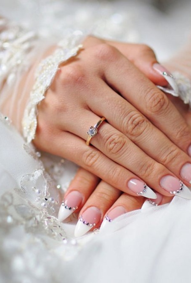  إذا كنت تملكين بشرة حنطية فأنت بحاجة إلى اعتماد لون بشرة دافئة لا تجعل يديك شاحبة يوم عرسك مثل اللون البيج