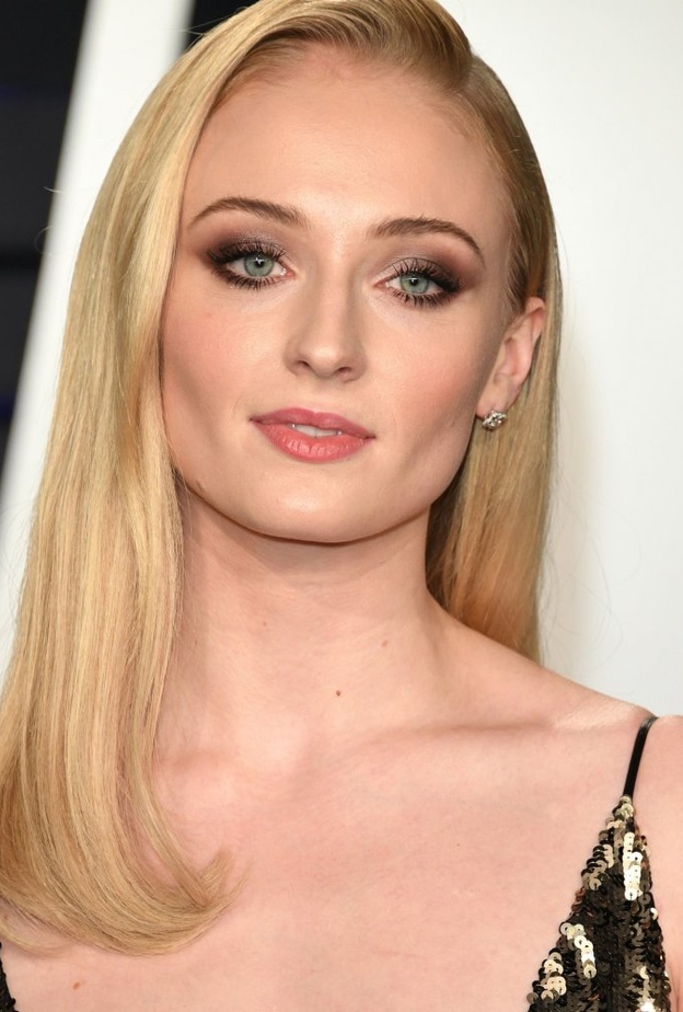 الوان مكياج معدني برونزي لصيف 2019 بأسلوب Elsa Hosk