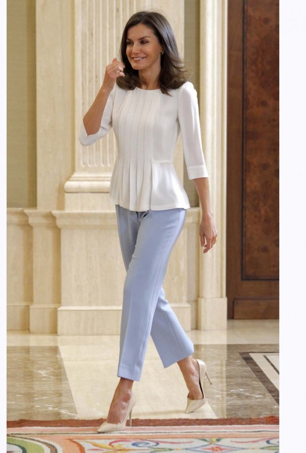بنطلون بنقشة الكارو اعتمدته الملكة ليتيسيا مع قميص أبيض