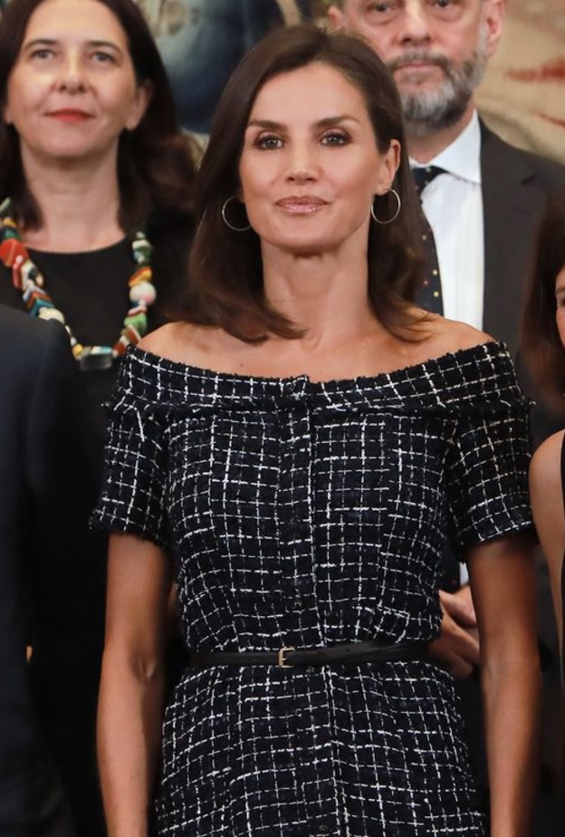 أتت إطلالات ليتيزيا ملكة إسبانيا كاجوال بالفستان الكحلي المربع