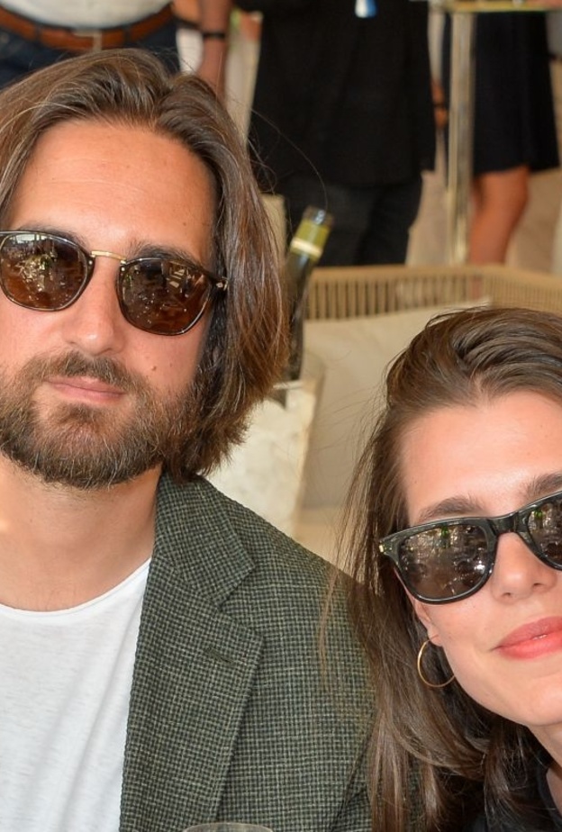 تشارلوت كاسيراجي وزوجها في منافسات لقفز الحواجز للخيول في باريس