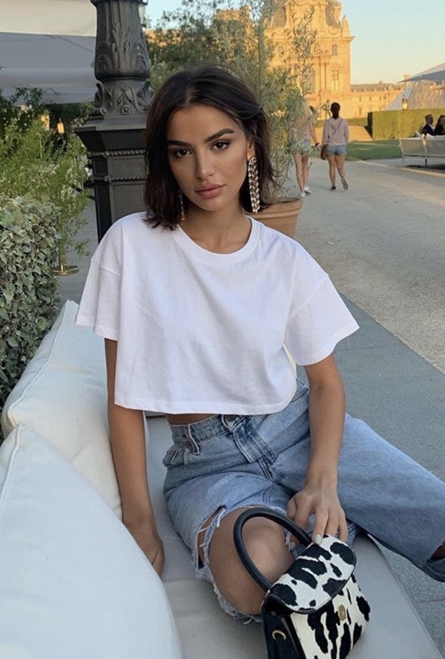 اختيار الاكسسوارات الغريبة والدارجة مثل حقائب الكلاتش المدورة