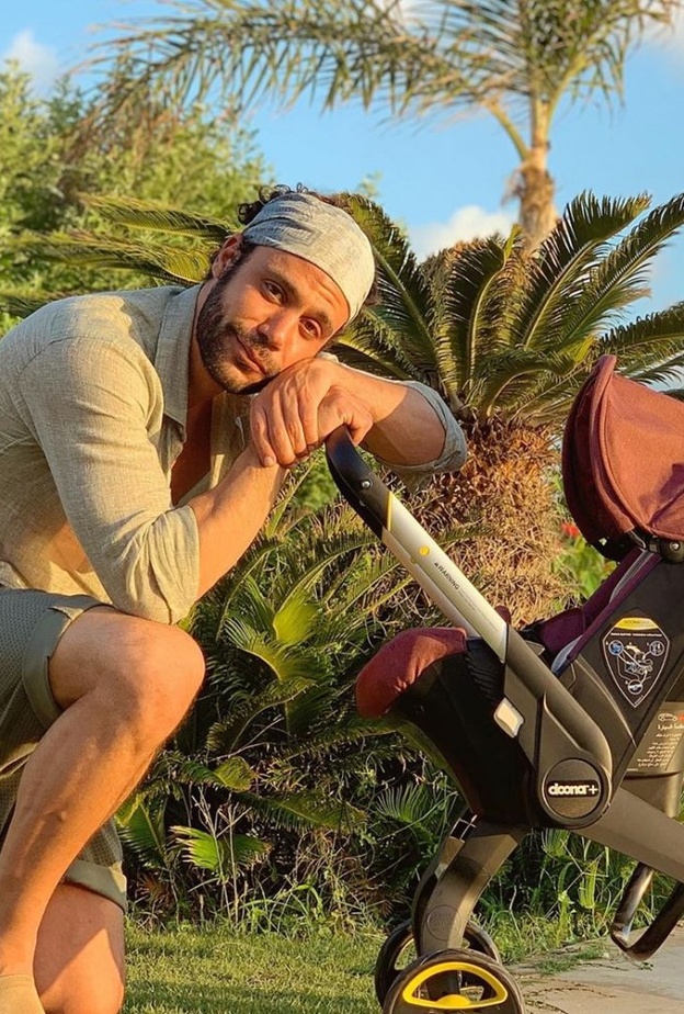 محمد امام يعاني من فك وتركيب عربة طفلته