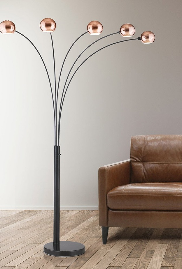 أشكال عصرية لمصابيح إنارة أرضية تليق بغرف النوم وغرف المعيشة