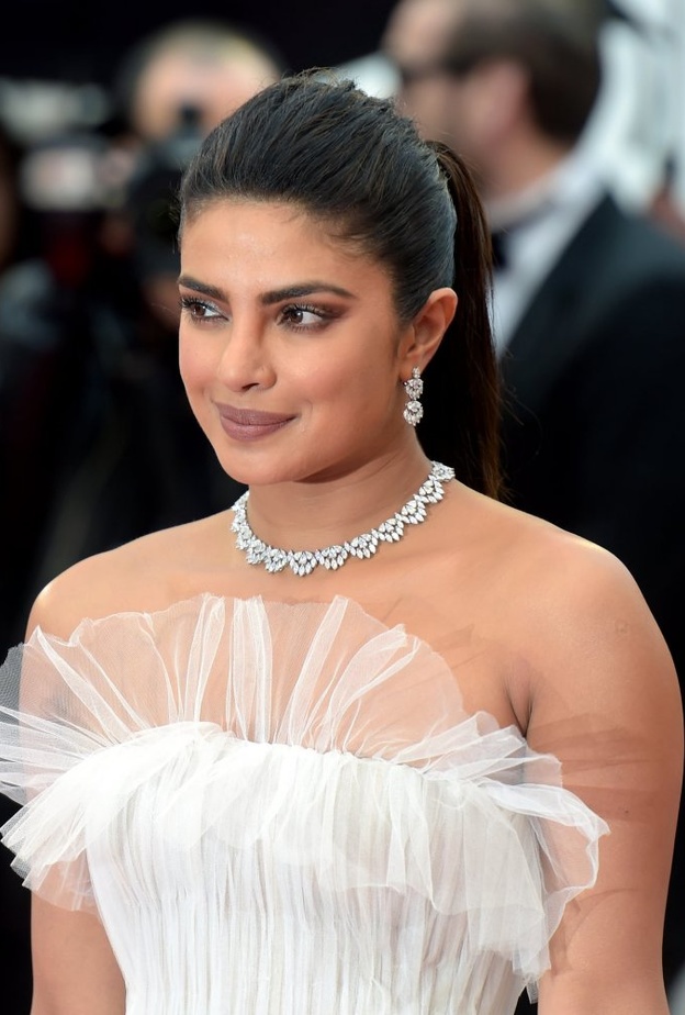 بريانكا تشوبرا راقية بأقراط من لورين شوارتز Lorraine Schwartz