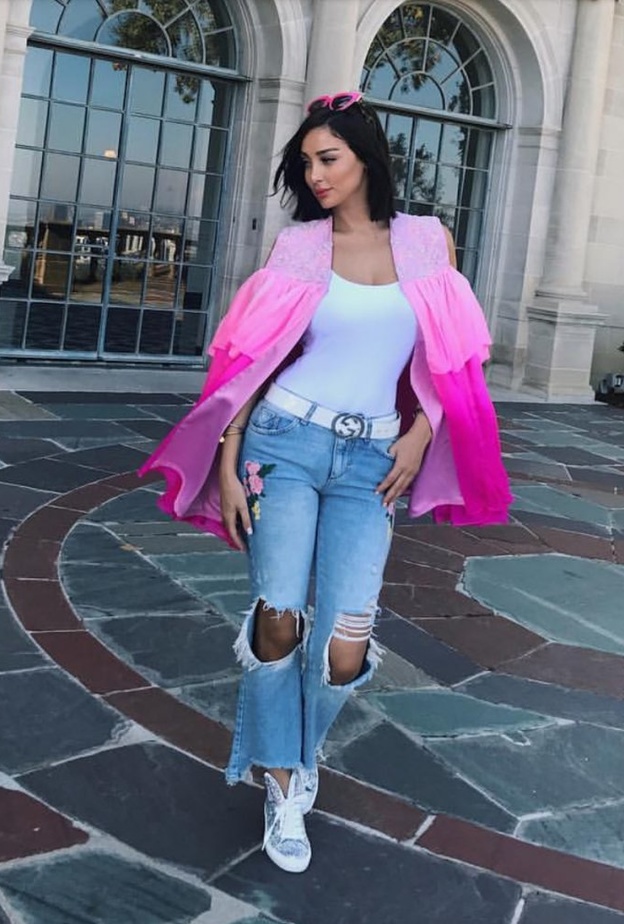 بناطيل الجينز الضيقة مستوحاه من إطلالات بسمة بوسيل