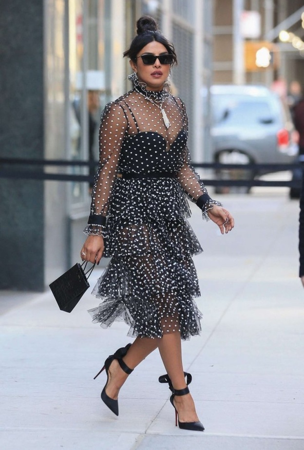 اختارت الجميلة ‏‎ Priyanka Chopraفستان صيفي ومطبّع بالورود من دار‏ ‏Prabal Gurung