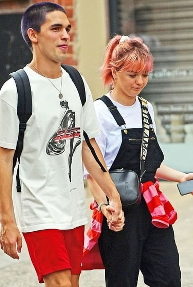 مايسي ويليامز وحبيبها في شوارع لندن