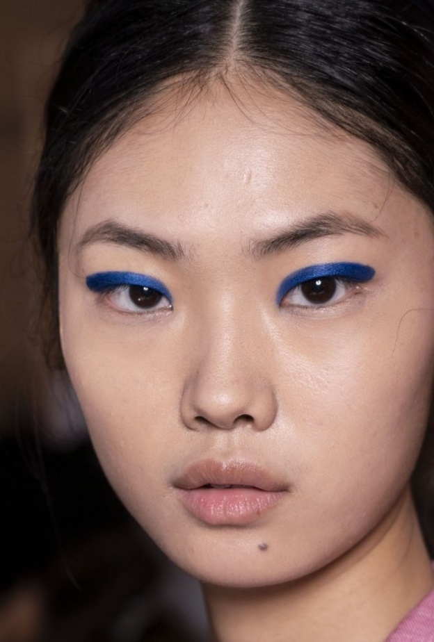 اللون الاحمر بدرجات قوية من دون تخطي حدود الكونتور المرسوم على خطى ‏Mugler