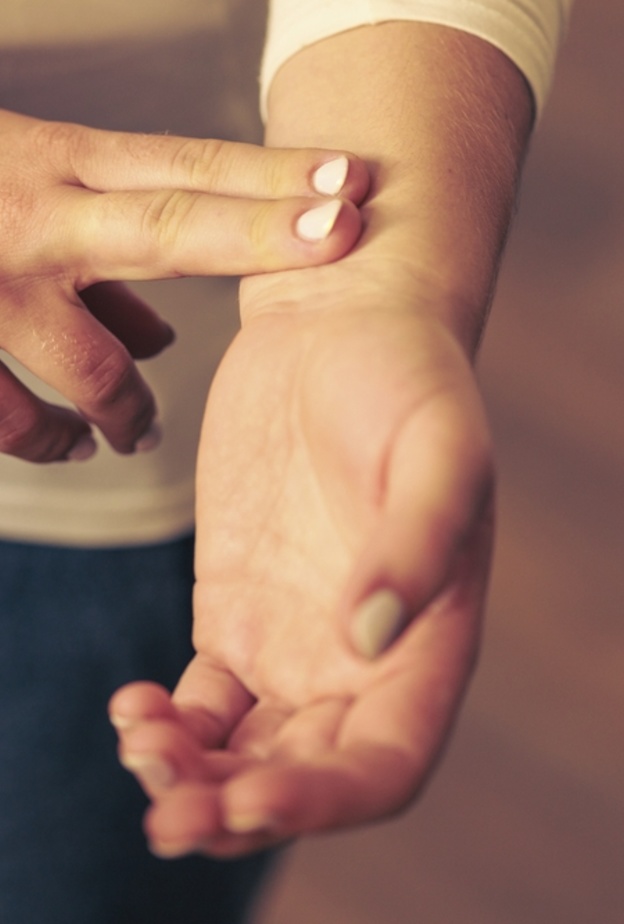 طريقة فحص ضربات القلب تكون بتحسس النبض وحسابه